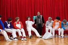 風船を手にするタカシ（中央）を見守る超特急。