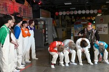 お化け屋敷の前で催眠にかかる超特急。