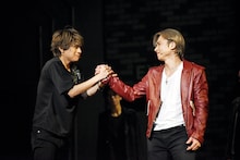 「Endless SHOCK」公開ゲネプロより、佐藤勝利（左 / Sexy Zone）と堂本光一（右 / KinKi Kids）。