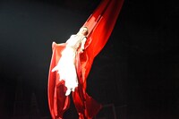 「Endless SHOCK」公開ゲネプロより、フライングを披露する堂本光一（KinKi Kids）。