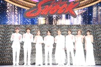 「Endless SHOCK」開幕記念会見の様子。左から松崎祐介、越岡裕貴（ふぉ～ゆ～）、島田歌穂、北山宏光（Kis-My-Ft2）、堂本光一（KinKi Kids）、佐藤勝利（Sexy Zone）、前田美波里、中村麗乃（乃木坂46）。