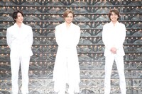 左から北山宏光（Kis-My-Ft2）、堂本光一（KinKi Kids）、佐藤勝利（Sexy Zone）。