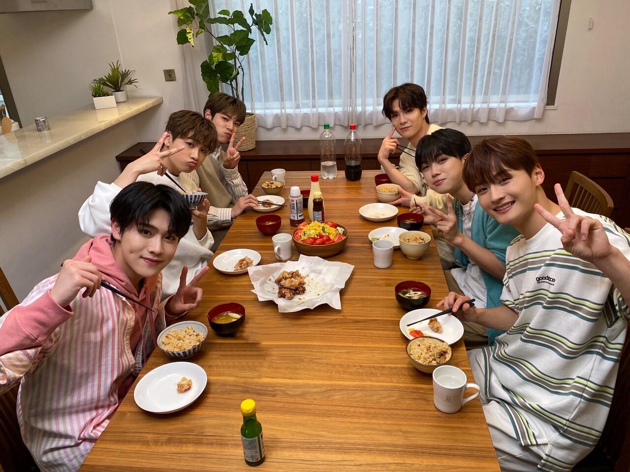 DXTEENが日本で1日限りの共同生活、デビュー1カ月前の6人に迫った特番をM-ON!で