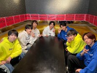 左から塩崎太智、FUMINORI、田中雅功、NAOYA、武藤潤、ジャン海渡、リョウガ。