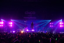 「LAWSON presents CHiCO with HoneyWorks Zepp tour 2023『ｉは自由で、縛れない。』」舞台セット。
