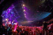 「LAWSON presents CHiCO with HoneyWorks Zepp tour 2023『ｉは自由で、縛れない。』」舞台セット。