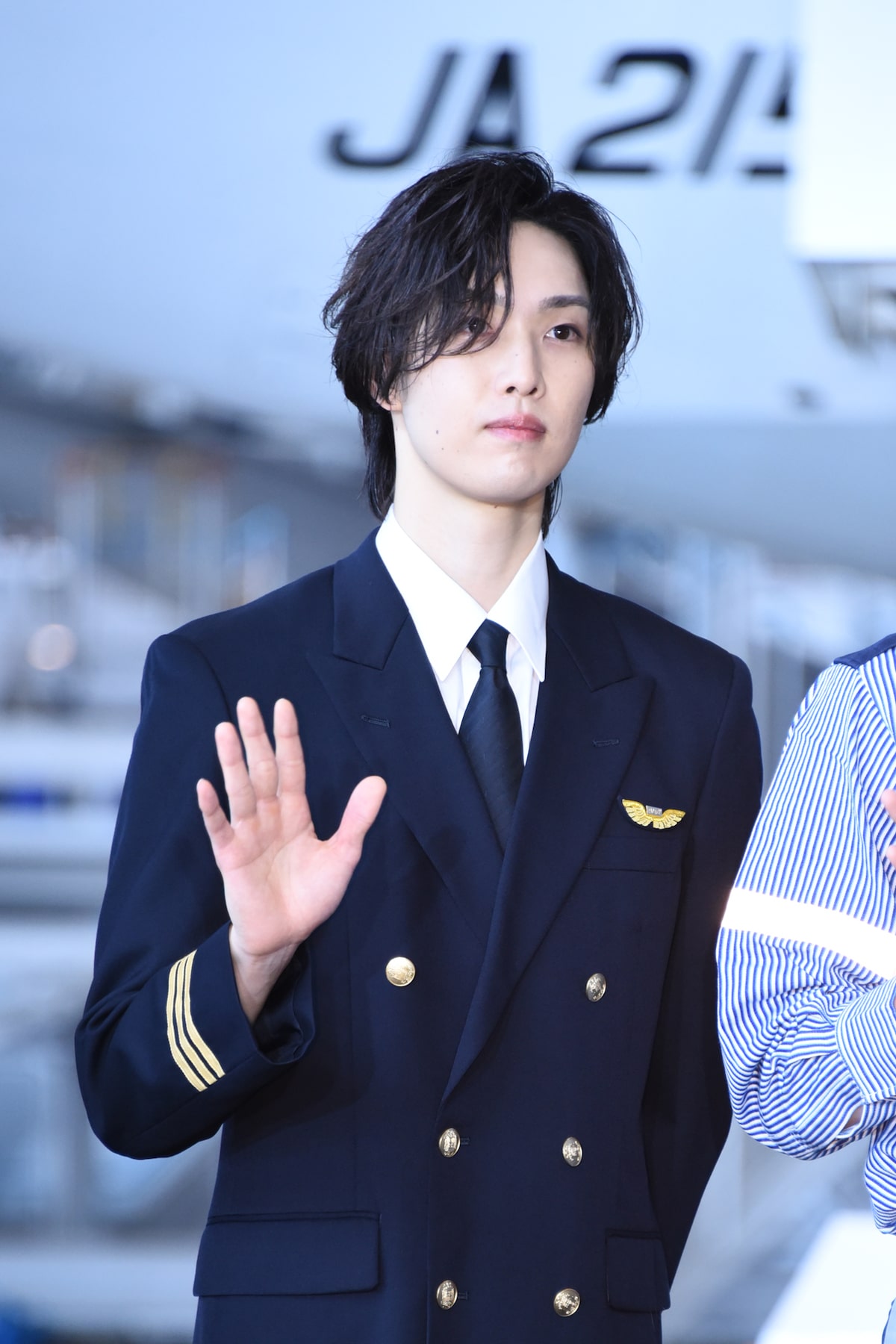 堀夏喜 - FANTASTICS、羽田空港格納庫でANAとのコラボ発表！制服姿で 