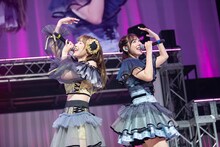 吉沢朱音（左）と水湊みお（右）の福岡出身コンビ。