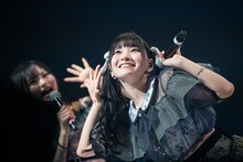 観客の「るいちゃーん！」コールを満喫する小鳥遊るい（右）。