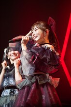 大きなリボンをアピールする岸みゆ（右）とそれを見つめる小鳥遊るい。