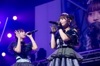 近藤沙瑛子（右）に向かって観客と一緒に「さえちゃーん！」とコールする水湊みお（左）。