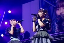 近藤沙瑛子（右）に向かって観客と一緒に「さえちゃーん！」とコールする水湊みお（左）。