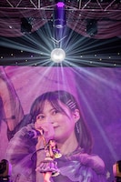 ミラーボールの下で歌う宇咲。