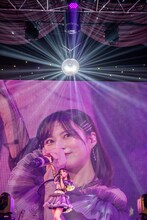 ミラーボールの下で歌う宇咲。