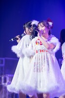 背中合わせで歌う小鳥遊るい（左）と岸みゆ（右）。