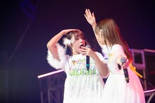 池田メルダ（左）と吉沢朱音（右）。