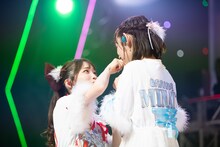 水湊みお（右）の涙を拭う岸みゆ（左）。