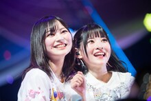 じゃれる宇咲（左）と小鳥遊るい（右）。