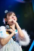 涙を流す水湊みお。