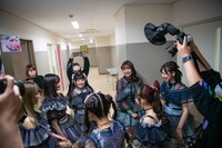 開演直前、円陣を組んでライブに備える#ババババンビ。