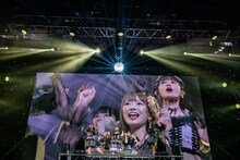 ミラーボールの下で歌う#ババババンビ。