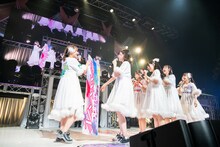 池田メルダ（左）が「徹夜で作った」というボードにツッコミを入れるメンバー。