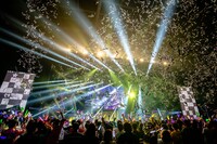 銀テープが舞うTOKYO DOME CITY HALL。