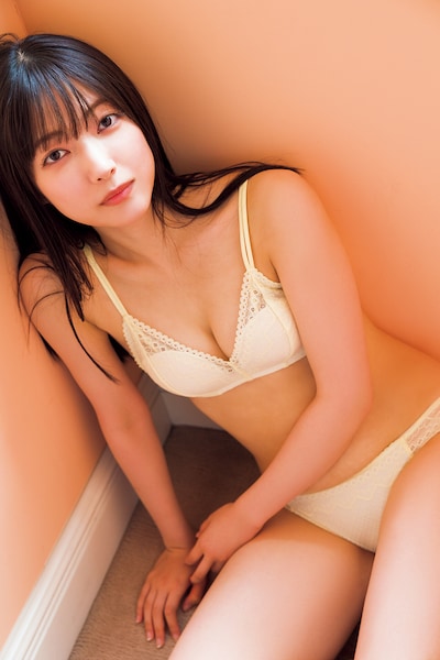 大園玲「櫻坂46 大園玲 1st写真集 半分光、半分影」より。（撮影：Takeo Dec.）