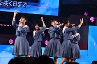 「僕らの春夏秋冬」を披露するSTU48の2期生。(c)STU