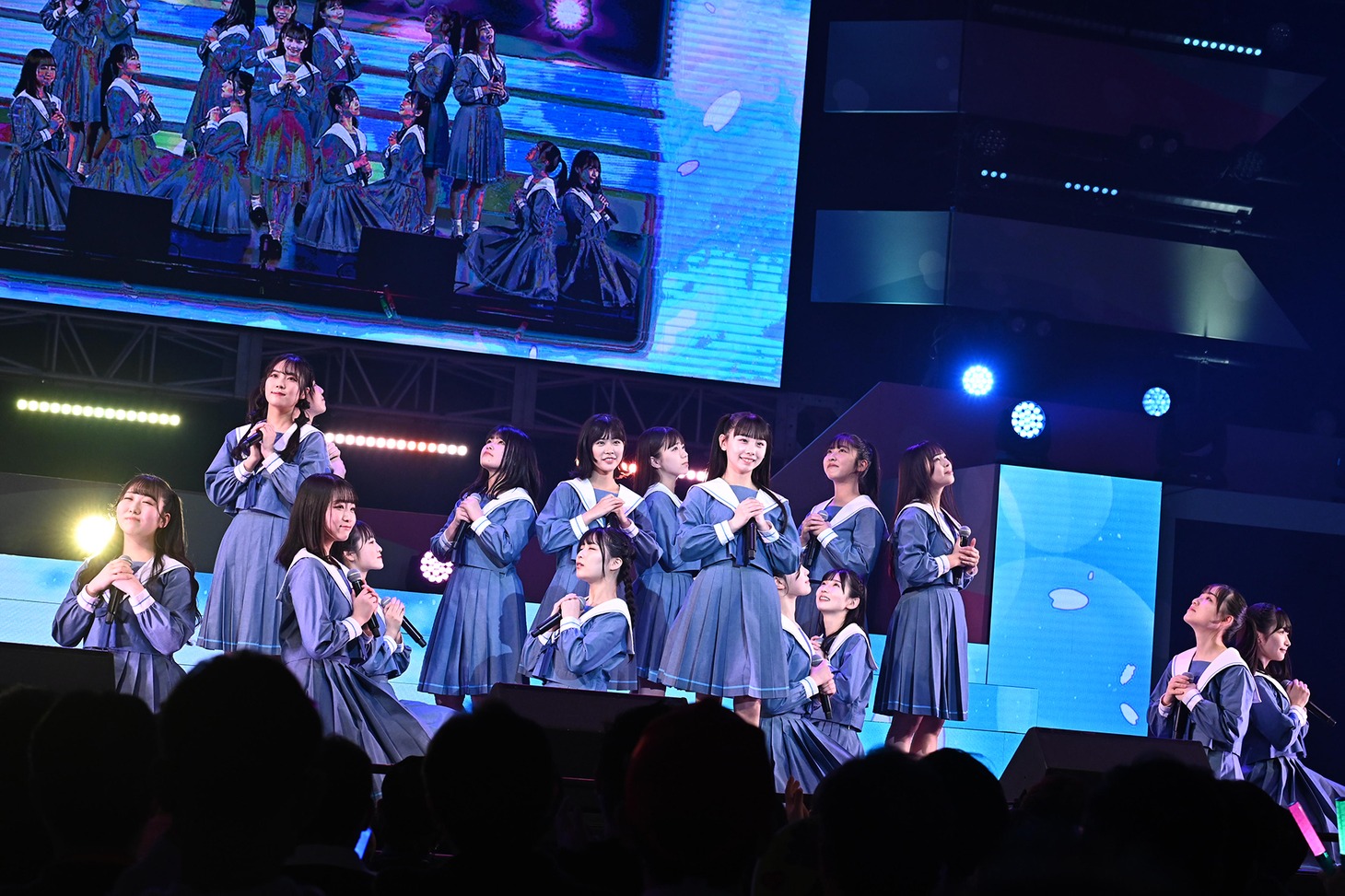 「僕らの春夏秋冬」を披露するSTU48の2期生。(c)STU