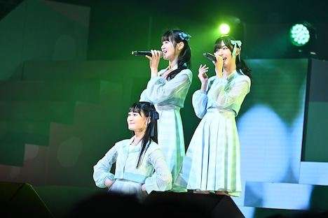「やがて 菜の花が咲く頃」を披露するSTU48のドラフト3期生。(c)STU