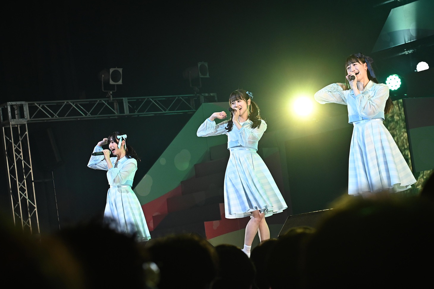 「やがて 菜の花が咲く頃」を披露するSTU48のドラフト3期生。(c)STU
