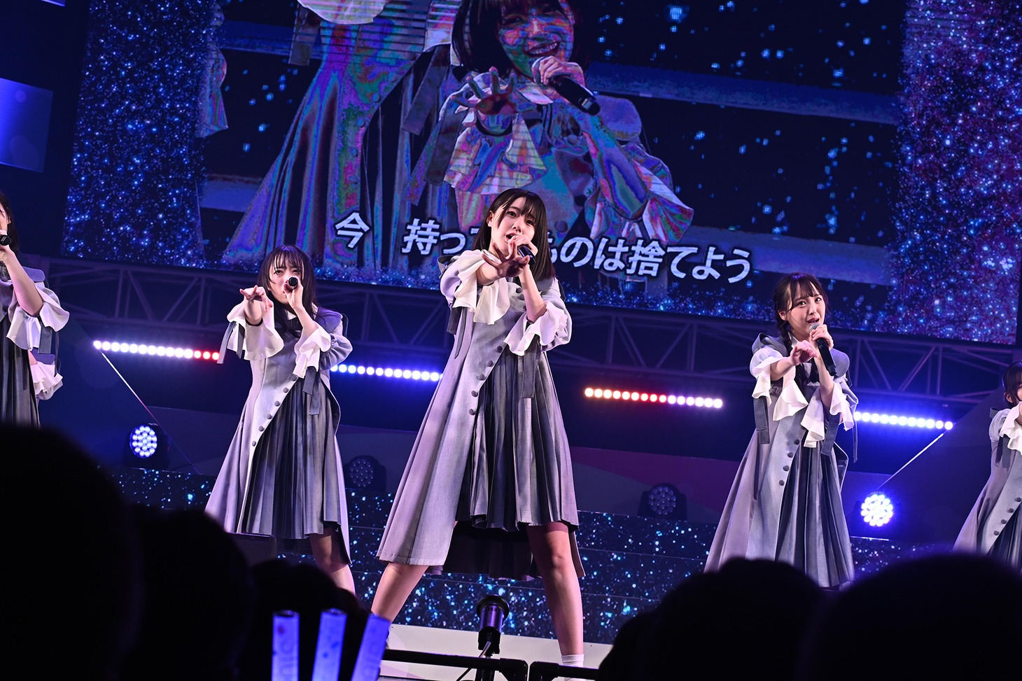 「暗闇」を披露するSTU48。(c)STU