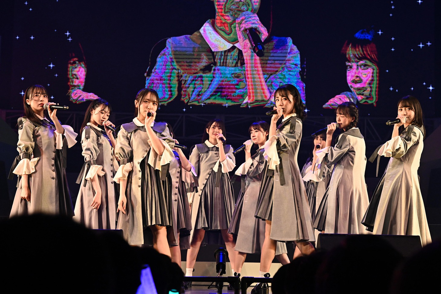 「暗闇」を披露するSTU48。(c)STU