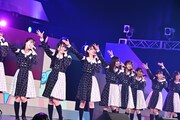 「会いたかった」を披露するSTU48の3期研究生。(c)STU