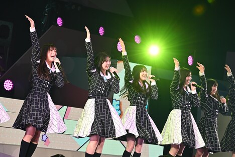 「会いたかった」を披露するSTU48の3期研究生。(c)STU