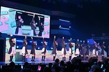 「会いたかった」を披露するSTU48の3期研究生。(c)STU