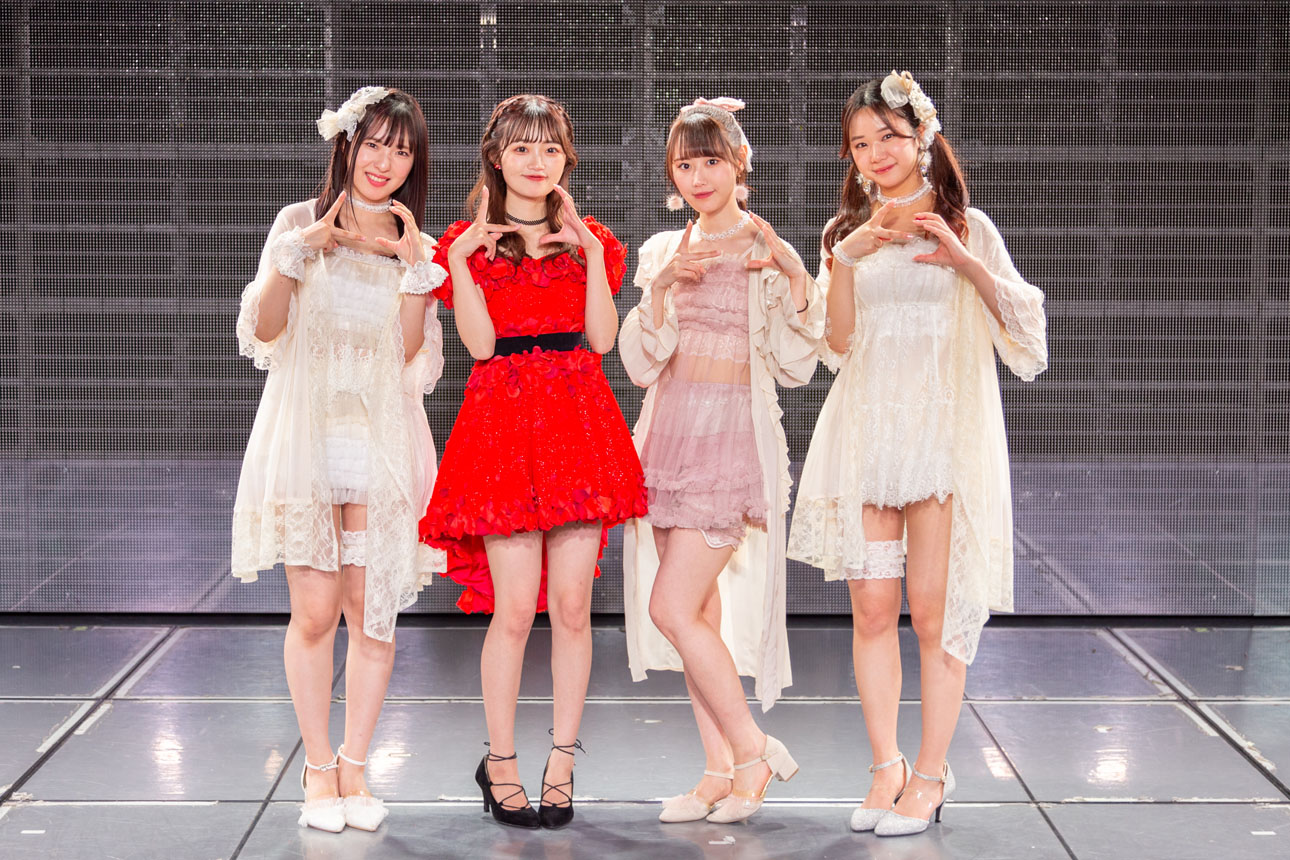 左から大塚七海、中井りか、西潟茉莉奈、真下華穂。(c)Flora
