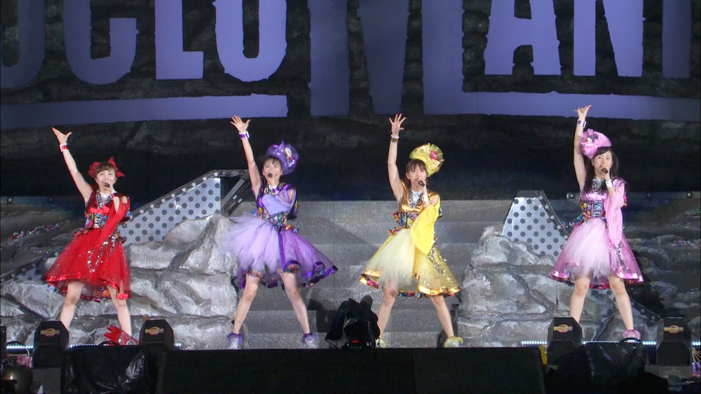 ももいろクローバーZ「黒い週末」ライブ映像より。