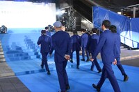 ブルーカーペットを歩く東京スカパラダイスオーケストラ。