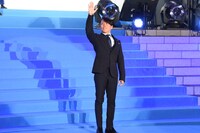 政治家のようなお手振りで会場を沸かせる西川貴教。