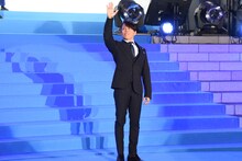 政治家のようなお手振りで会場を沸かせる西川貴教。