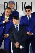 西川貴教（手前）