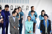 Little Glee Monsterのメンバーが見えるように中腰で立つ古田新太（下段右）。