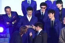 フォトセッションのスタンバイ中、渋谷龍太と西川貴教をカメラに収める谷中敦。