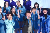 ギャルピースをする古田新太（前列中央）。