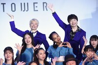 東急歌舞伎町タワーを紹介する（後列左から）大森はじめと茂木欣一。