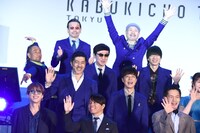 賑やかに写真撮影に応じる登壇者たち。