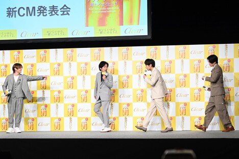 山田涼介(Hey! Say! JUMP / 左)を先に登壇させ、ツッコミを受けながら姿を見せたジャにのメンバー。