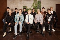 日本のメディアの取材に応じるINTO1。